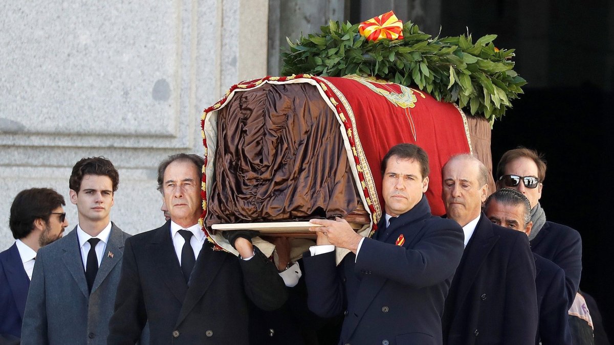 Los familiares de Franco, José Cristobal (c-i) y Luis Alfonso de Borbón Martínez-Bordiú (c-d) encabezan la comitiva familiar que porta el féretro con los restos mortales del dictador.