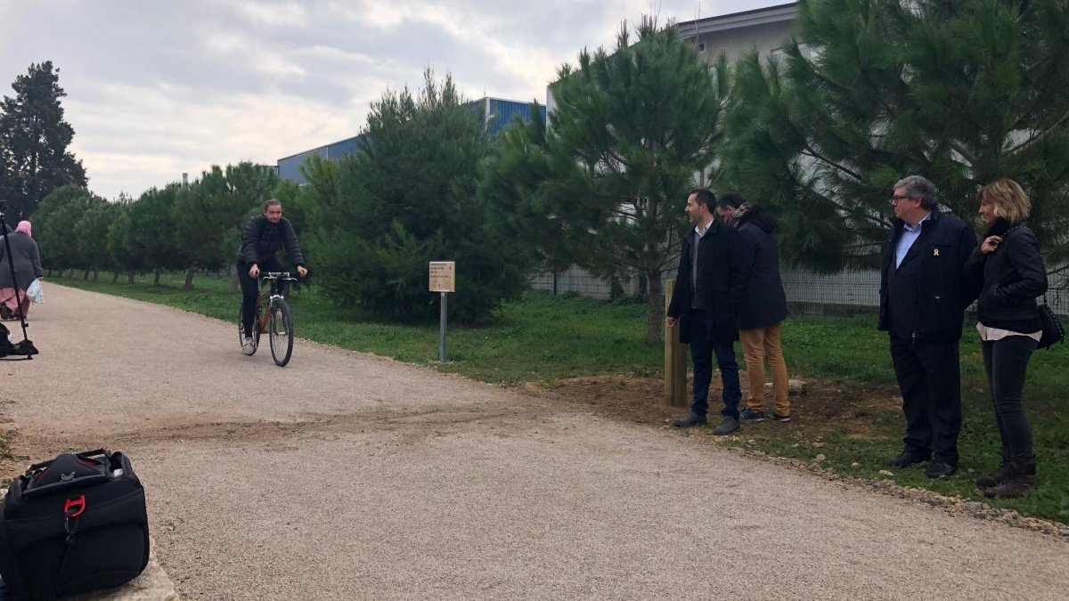 Un sensor al terra permetrà detectar el pas de les bicicletes mentre que un altre en un pal de fusta quantificarà els vianants.