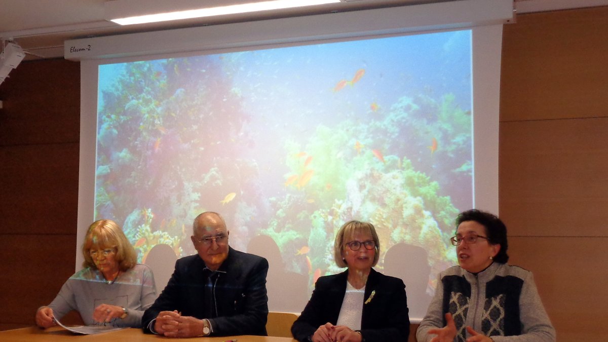 Miembros de Sotavent con la presidenta del Consell comarcal y la archivera comarcal.