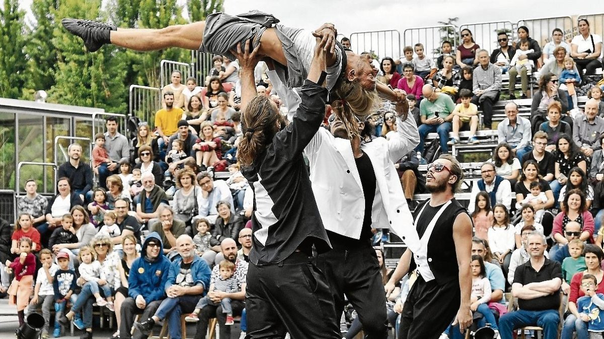 El espectáculo de Circo No Ato contó con una multitud de asistentes en la Llibertat.