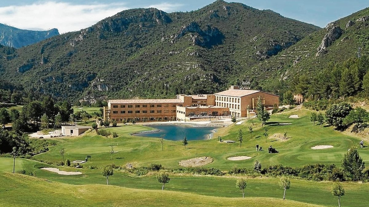 El recorrido del pich&putt de La Figuerola y su hotel resort están rodeados por la sierra de Llaberia.