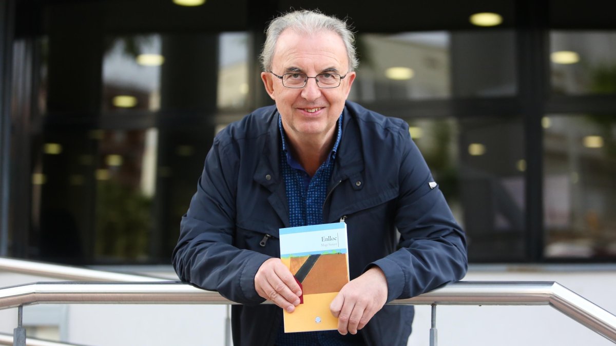 El professor i escriptor Magí Sunyer amb la seva novel·la ‘Enlloc’.