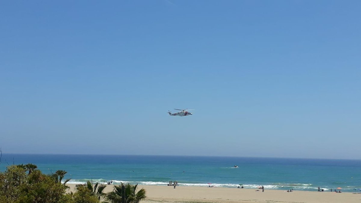 Las tareas de rescate de los bañistas.