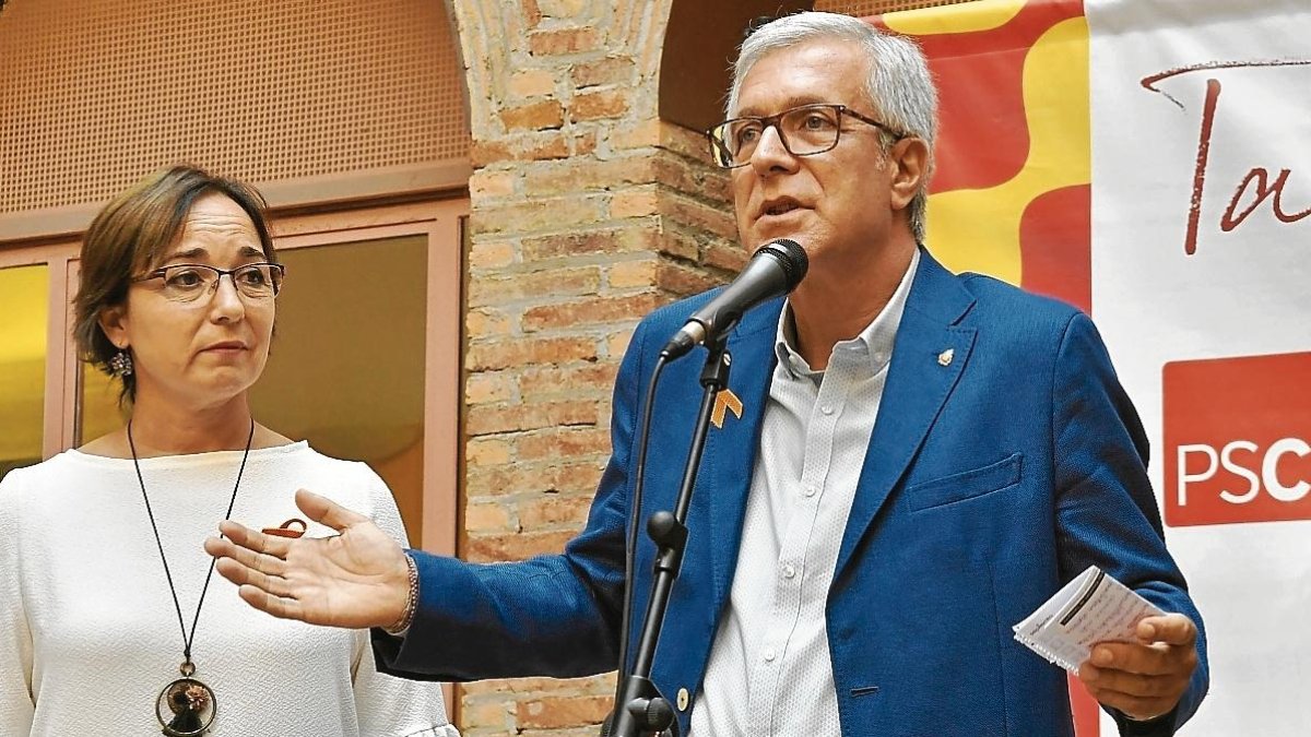 octavi saumell Tarragona El alcalde en funciones de Tarragona, Josep Fèlix Ballesteros (PSC), tiene «muchas esperanzas» depositadas en el recurso que su defensa presentará próximamente ante la Audiencia Provincial para demostrar su «inocencia» en el polémico caso Inipro, del que está investigado por ocho presuntos delitos: alteración de precios en concursos y subastas públicas, falsedad documental, prevaricación, cohecho, tráfico de influencias, malversación, fraude y abuso en el ejercicio de la función pública. De esta manera, el político socialista reaccionó ayer, tras hacerse público que la Fiscalía Provincial apuesta por enviar a juicio a los acusados por el caso de la presunta financiación ilegal del PSC, a la vez que pide a la jueza que no descarte ninguna prueba antes de iniciar la vista oral. Entre los implicados, también se encuentra la portavoz municipal en funciones, Begoña Floria. «Estamos pendientes de la jueza de Instrucción, que deberá resolver el recurso de amparo, y tenemos muchas esperanzas en la Audiencia», recalcó el líder municipal, quien afirmó estar «tranquilo», ya que en la fase de instrucción no ha salido nada que implique ninguna acción delictiva, y ni tan siquiera irregular». A juicio de Ballesteros, la postura del Ministerio Público «era un paso formal que no aporta ninguna novedad». Críticas de ERC y CUP al alcalde La postura de la Fiscalía generó las críticas de Esquerra Republicana y la CUP hacia el alcalde en funciones. «Los tarraconenses no merecen tener un alcalde que, con toda probabilidad, acabará sentado en el banquillo de los acusados», afirma el alcaldable de ERC, Pau Ricomà, quien añade que «ahora tenemos la oportunidad de ahorrarnos esta imagen tan negativa para Tarragona», afirmó en referencia a la investidura de la vara de mando que se llevará a cabo el próximo día 15, y que enfrentará, precisamente, a Ballesteros y Ricomà. Por su parte, la acusación popular –la CUP– valoró ayer que la postura del fiscal «reafirma nuestra tesis», a la vez que le permite «encarar con optimismo la apertura del juicio oral». Asimismo, la portavoz de la CUP en el Ayuntamiento de Tarragona, Laia Estrada, considera que esta noticia «aún deslegitima más la candidatura de Ballesteros para reeditar un nuevo mandato al frente del Consistorio». Los cupaires valoran «positivamente» el posicionamiento de la Fiscalía ante las peticiones de las defensas previas a la apertura de juicio oral, ya que «muestran que, al igual que a lo largo del proceso de instrucción, los indicios de la CUP sobre la posible actividad delictiva de Ballesteros y del resto de catorce personas encausadas son más que sólidas».
