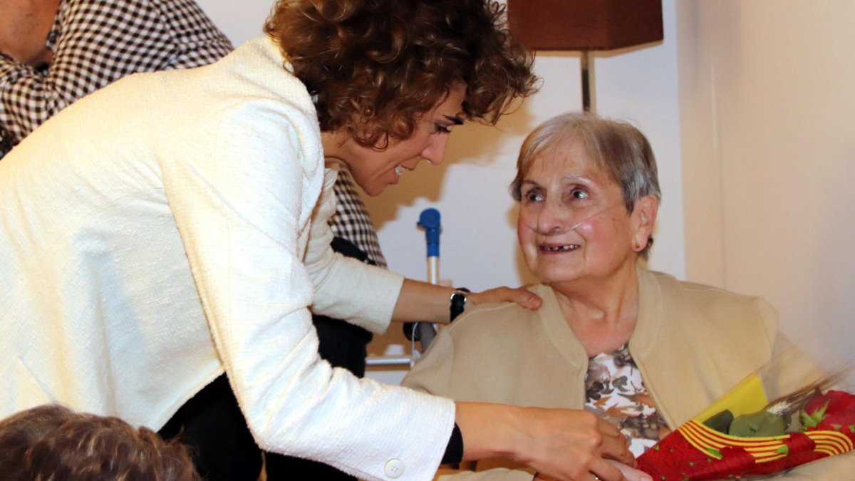 La ministra ha regalat roses a les residents.