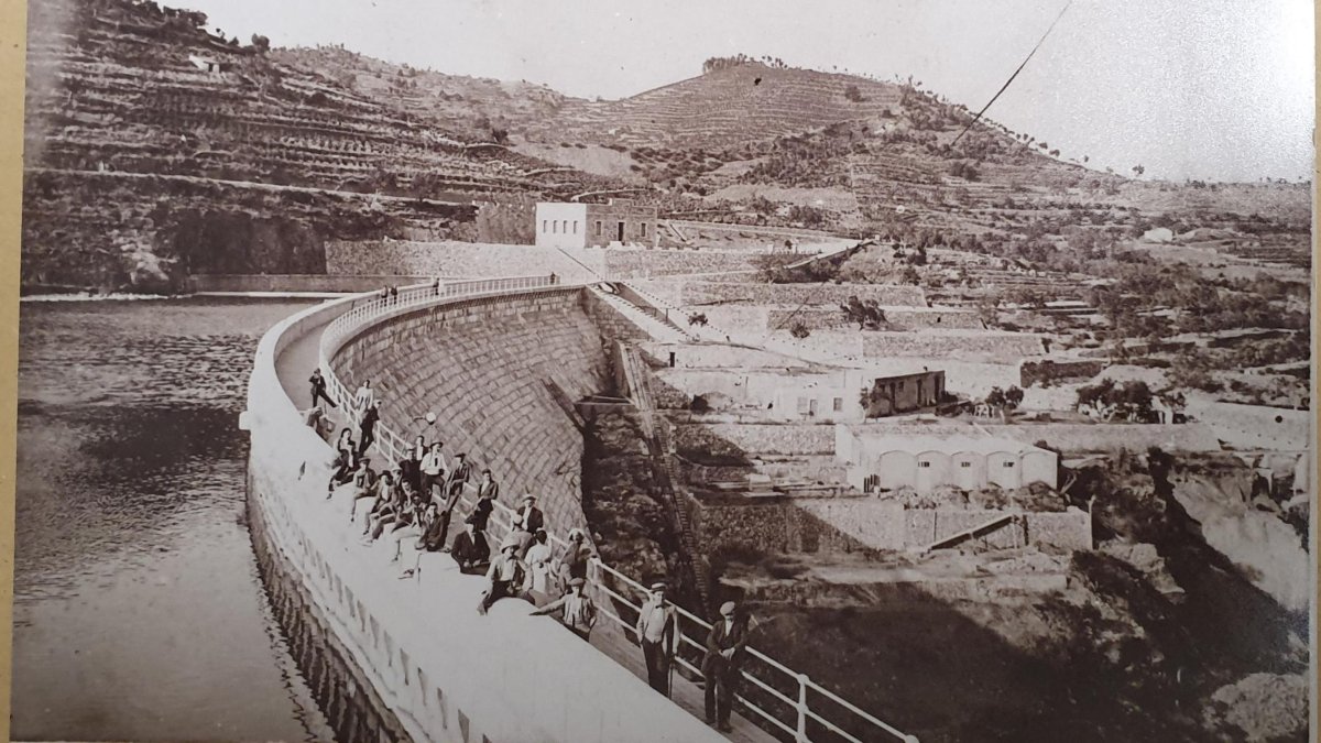 El volum inclou records de fets concrets a Riudecanyes relacionats amb el pantà.