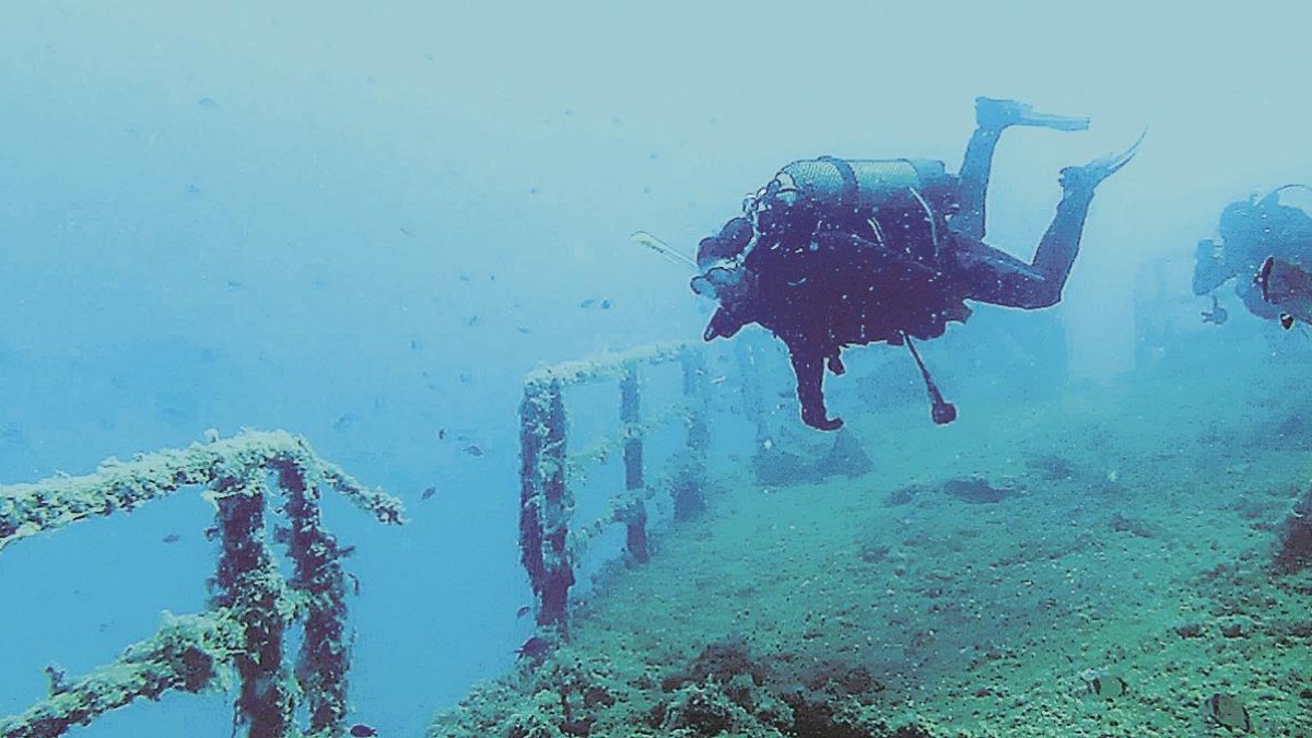 Imagen de una de las inmersiones de la empresa Mar de Hielo.