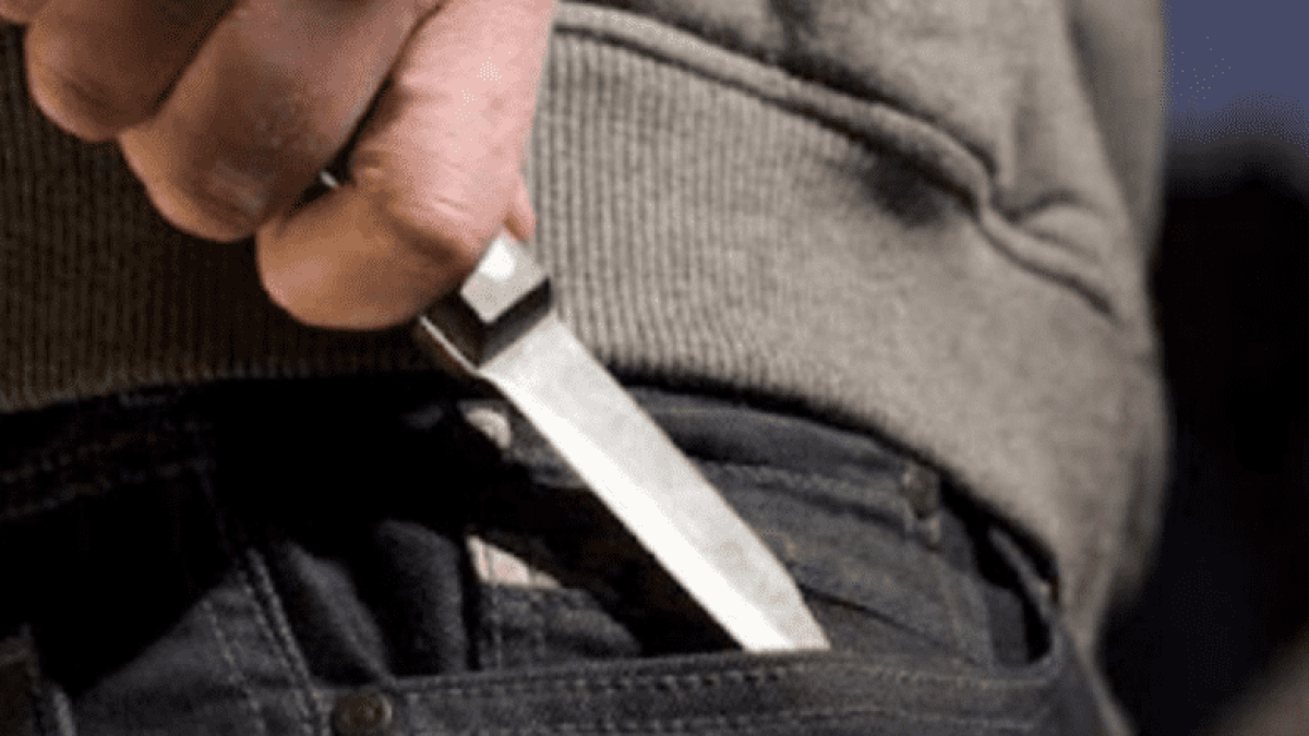 Imagen de archivo de una persona con un cuchillo.