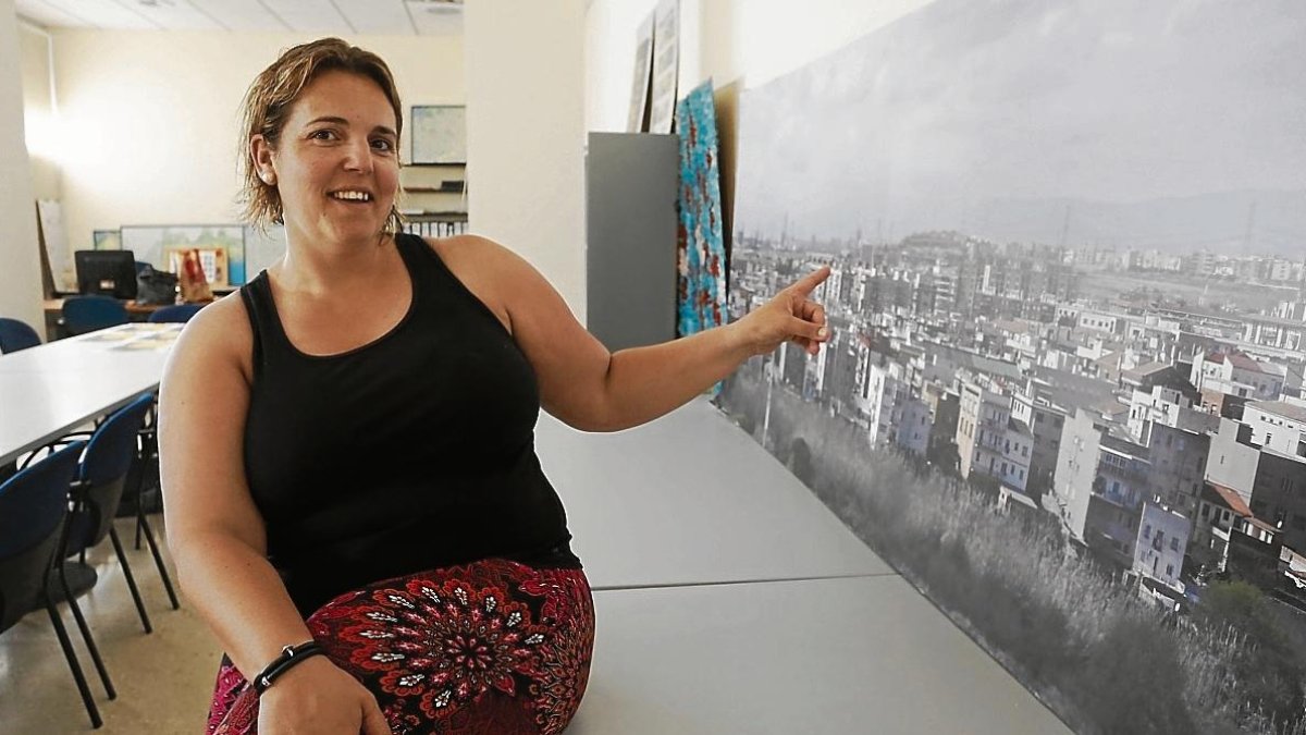 La presidenta de la Federació d’Associacions de Veïns de Tarragona, Cristina Berrio, en el local de la entidad en Torreforta.