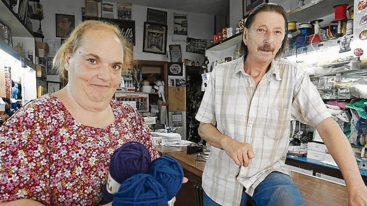 Gemma Pàmies y Jaume Fortuny liquidan desde el mes de abril un negocio que abrió en 1913 en la Rambla Nova.