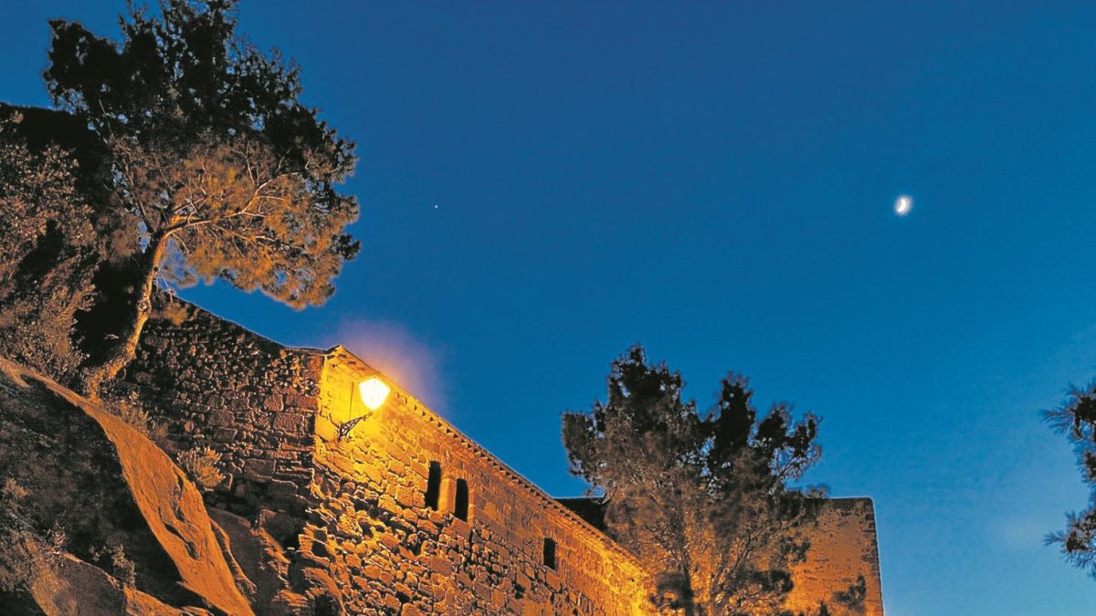 Vista de noche de la ermita de la Mare de Déu de la Roca, en Mont-roig del Camp
