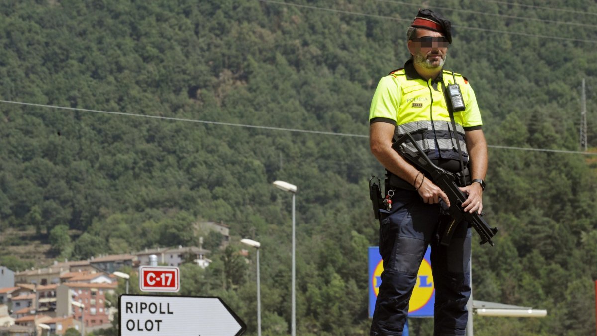 Un Mossos d'Esquadra en la C-17 a su paso por Ripoll (Girona) donde se han registrado tres kilómetros de colas debido a los controles policiales que se realizan en el marco de la operación de cierre de la provincia de Girona por la investigación de los atentados de Barcelona y Cambrils (Tarragona).