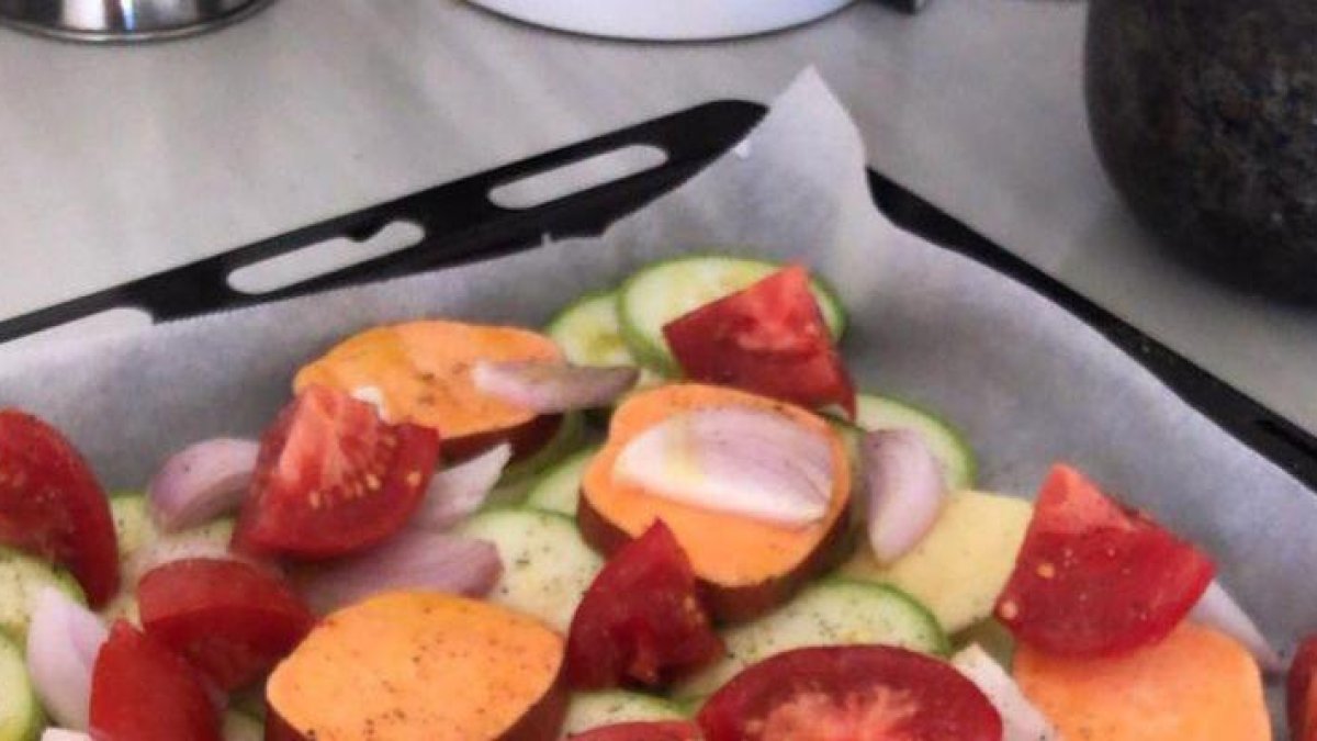 Caballa con verduras de temporada al horno