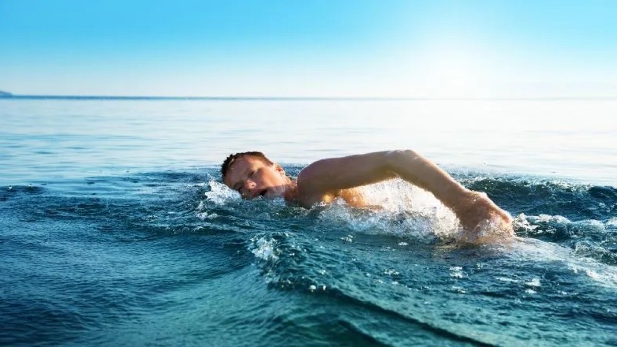 Un practicante de natación en mar abierto.