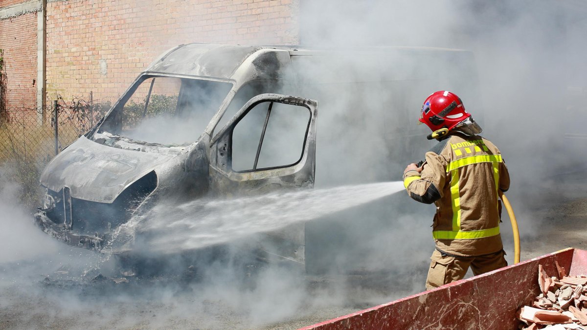 Un bomberos durante la extinción del incendio.