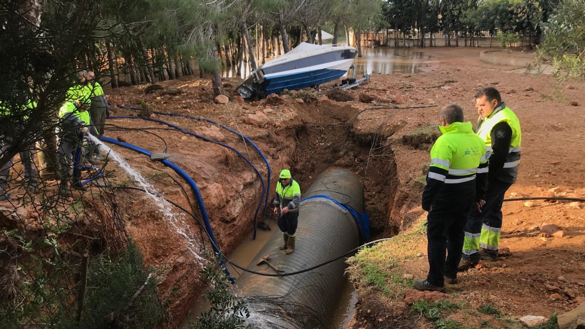 Imatge del loc de l'avaria de la canonada del CAT a l'Ampolla, amb els operaris treballant. Van estar 48 hores per restablir el subministrament.