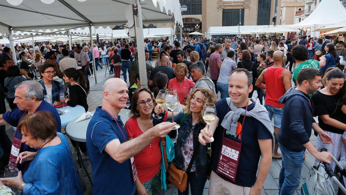 Durante toda la noche se acercó mucha gente a la Plaça Corsini.