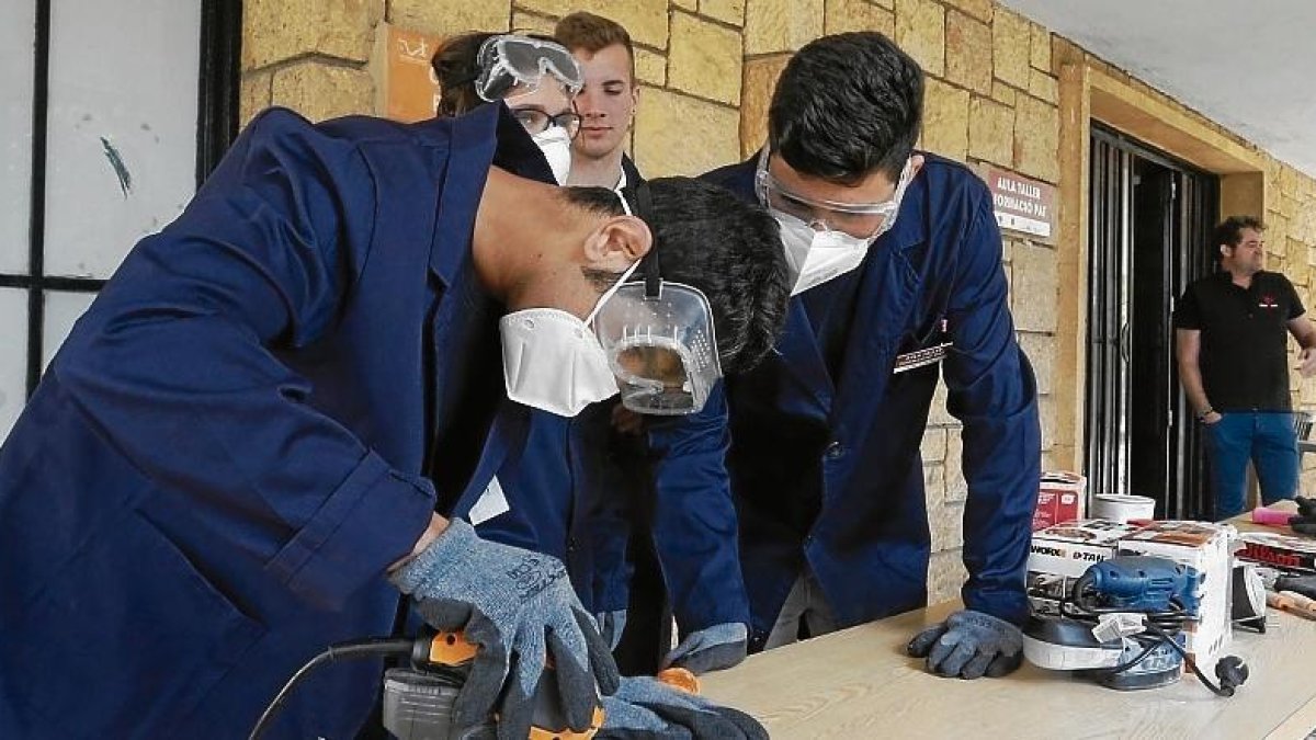 Los alumnos de la Escola Solc puliendo las palas.