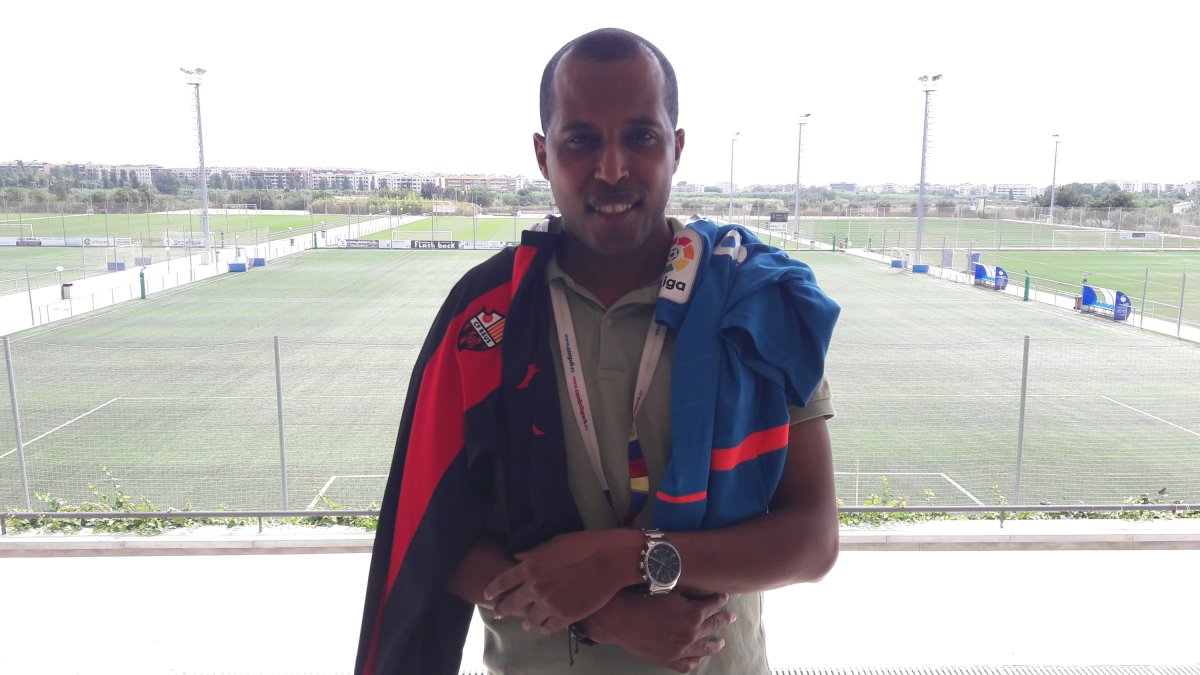 Alioune, un senegalés que habla siete idiomas, siente pasión por el derbi