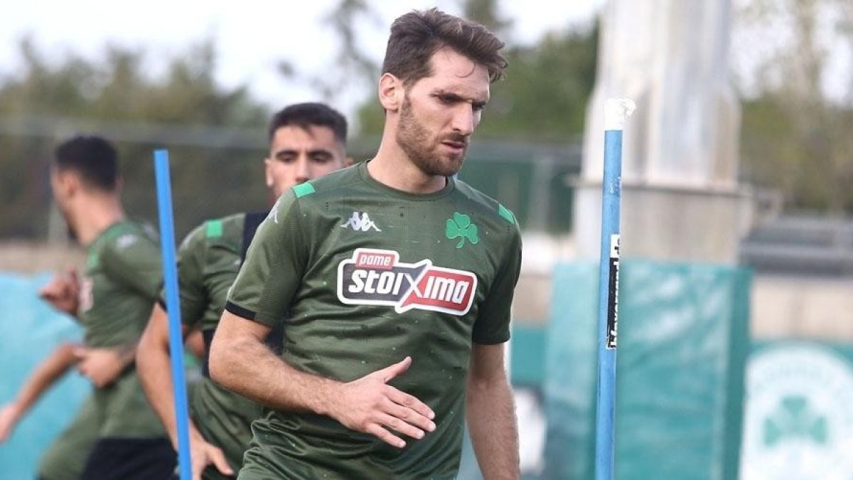 Fausto Tienza durante un entrenamiento con el Panathinaikos FC