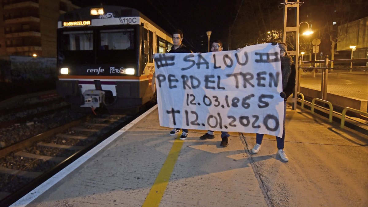 Momento en el que un operario desconectó las máquinas de los billetes, tras el paso del último tren por Salou.