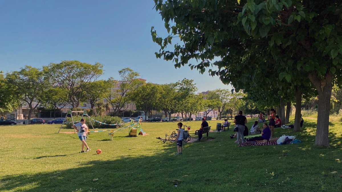 Familias jugando en el parque ubicado en la zona de la calle de Martí Folguera de Reus, ayer por la tarde.