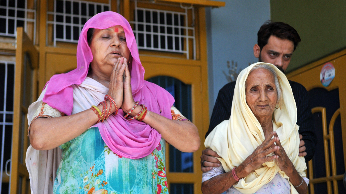 La mujer y la madre de dos de los acusados de violar y asesinar a la niña.