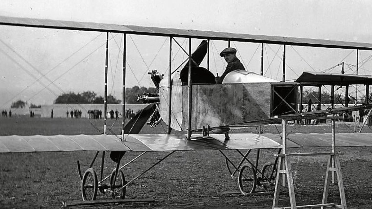 Festa de l’aviació el 1913 amb l’aviador Lucien Demazel preparat per fer un vol acrobàtic d’exhibició a Tortosa.