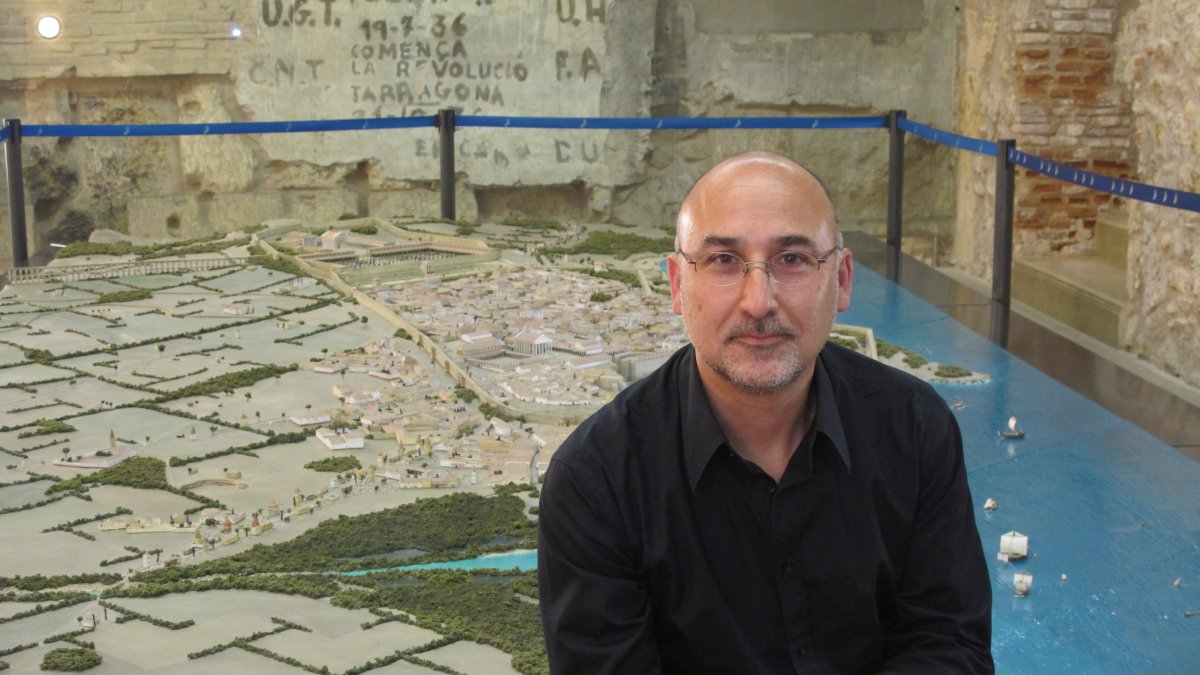 El presidente de la Associació Tarragona 1800, Elíes Torres, en una imagen junto a la maqueta romana.