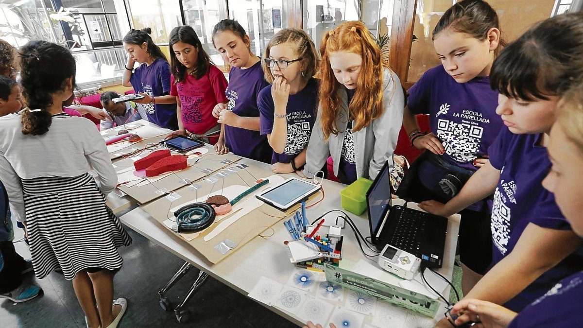 Alumnos de La Parellada con las maquetas interactivas del cuerpo humano que han creado con material de desecho.