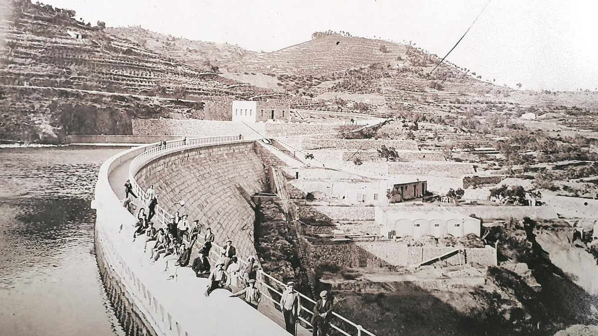 El volum inclou records de fets concrets a Riudecanyes relacionats amb el pantà.