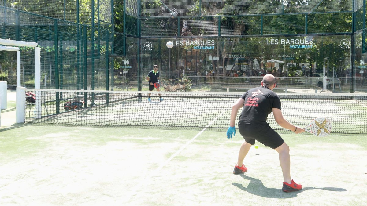 Un partido de 1x1 cruzado, con guante en la mano no dominante, en el Pàdel Cambrils.
