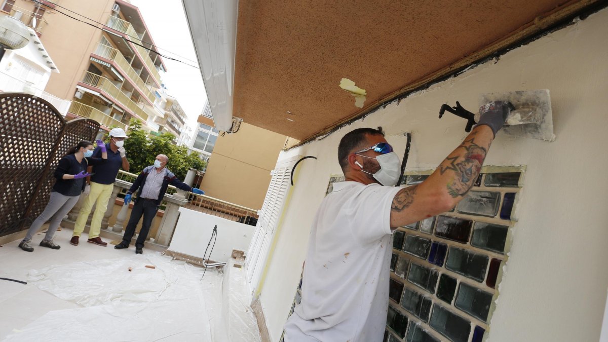 Oberos en la rehabilitación de unos locales en un edificio de Salou. Los trabajos se han reanudado esta semana.