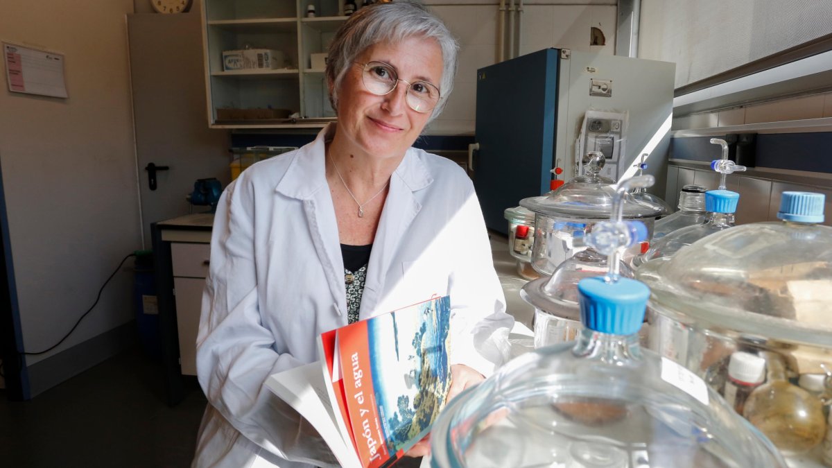 La investigadora Núria Ruiz con el libro ‘Japón y el agua’.