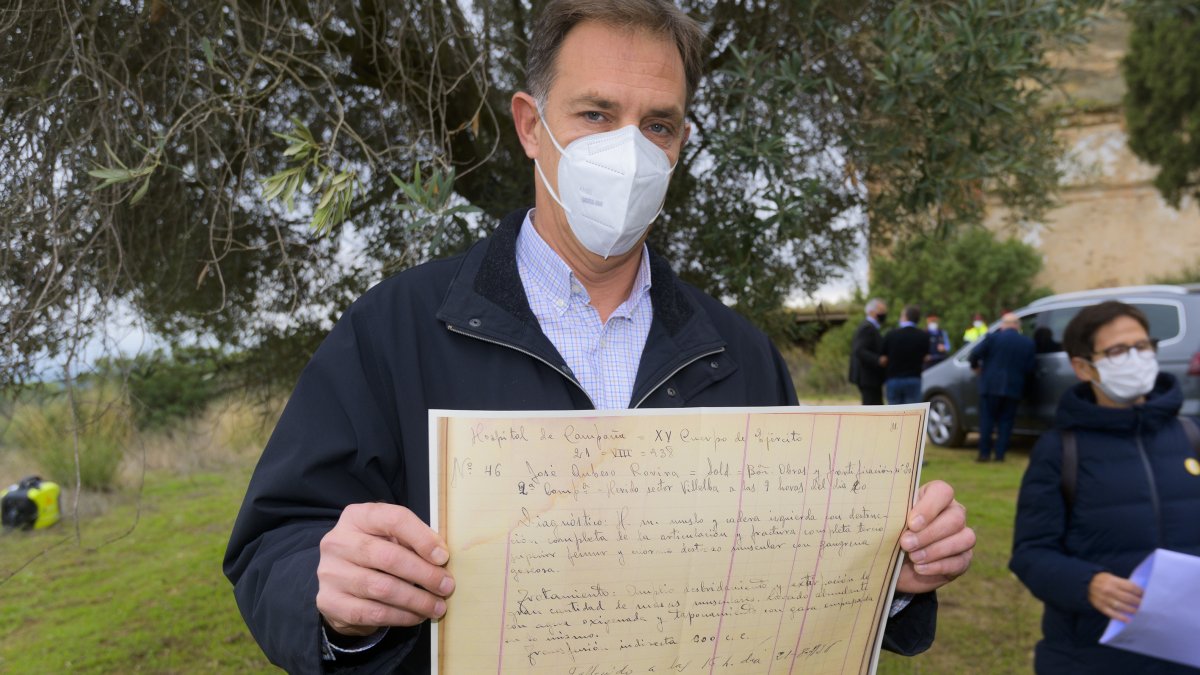 Roger Roig, nét d’un soldat desaparegut, sostenint la informació mèdica de la mort del seu avi a la llibreta del Dr. Gras.