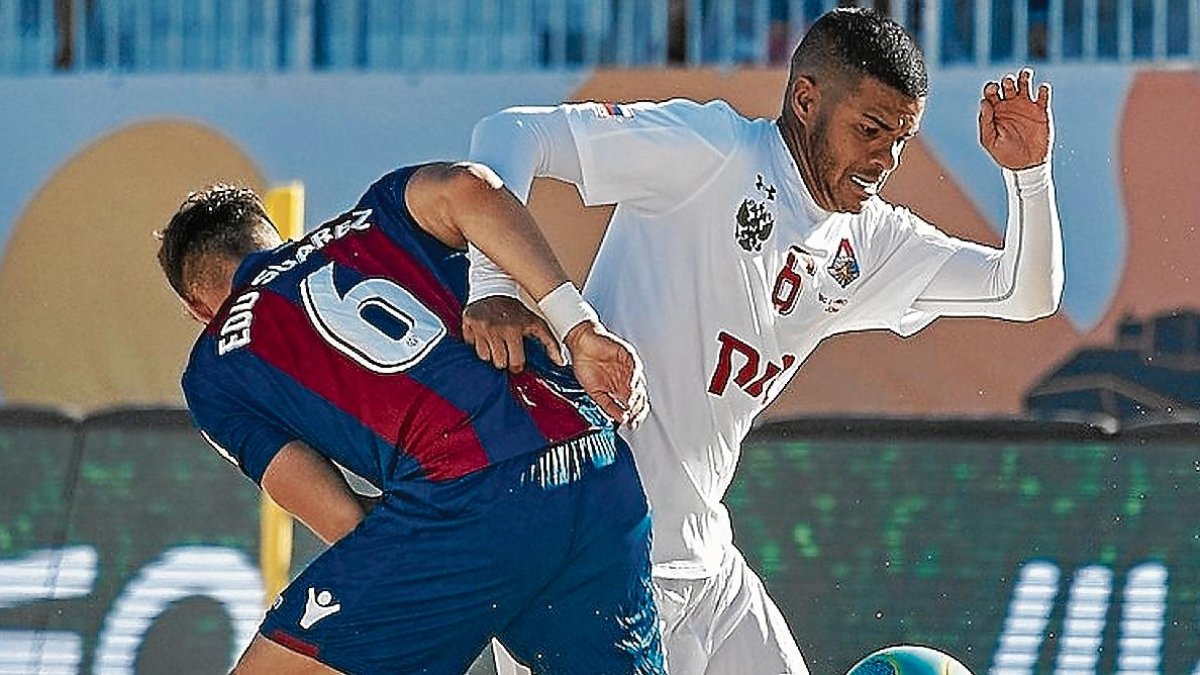 El torrense Edu Suárez trata de robar un balón a un jugador del Lodz.