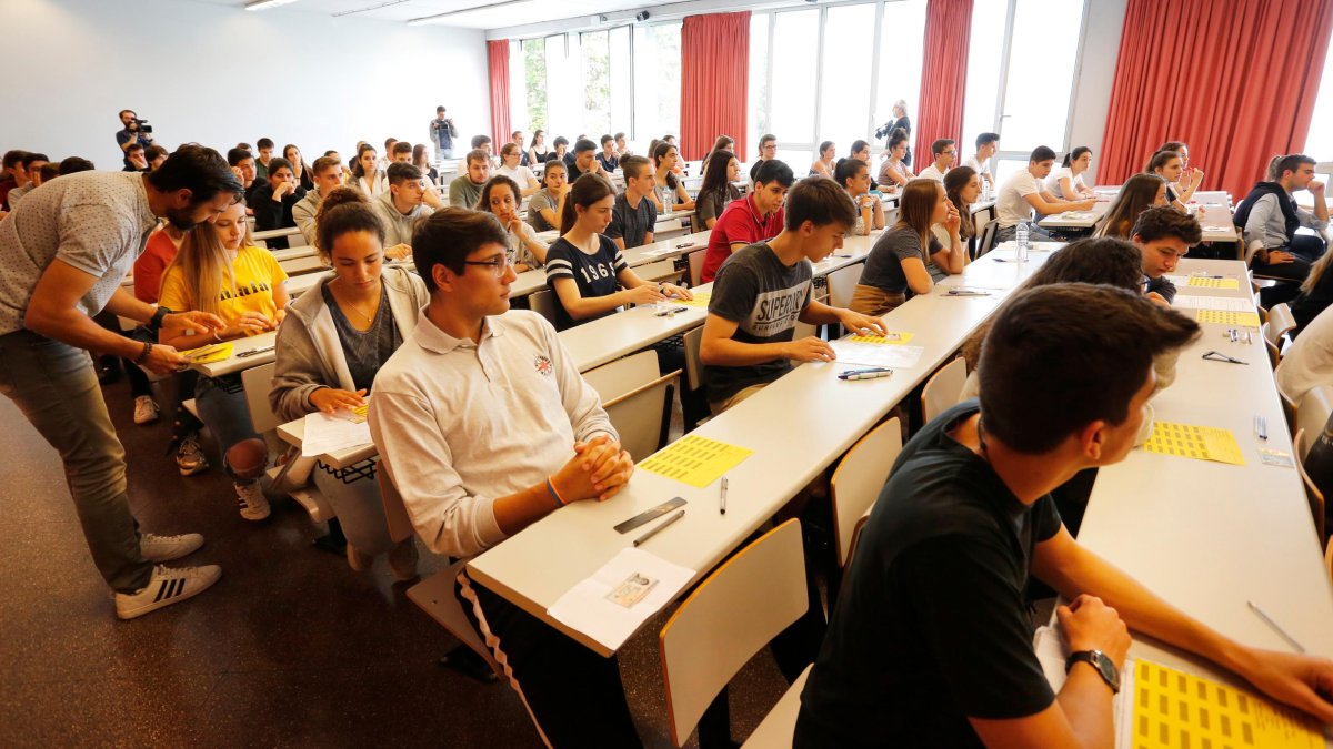 Alumnos examinándose esta mañana de la selectividad.