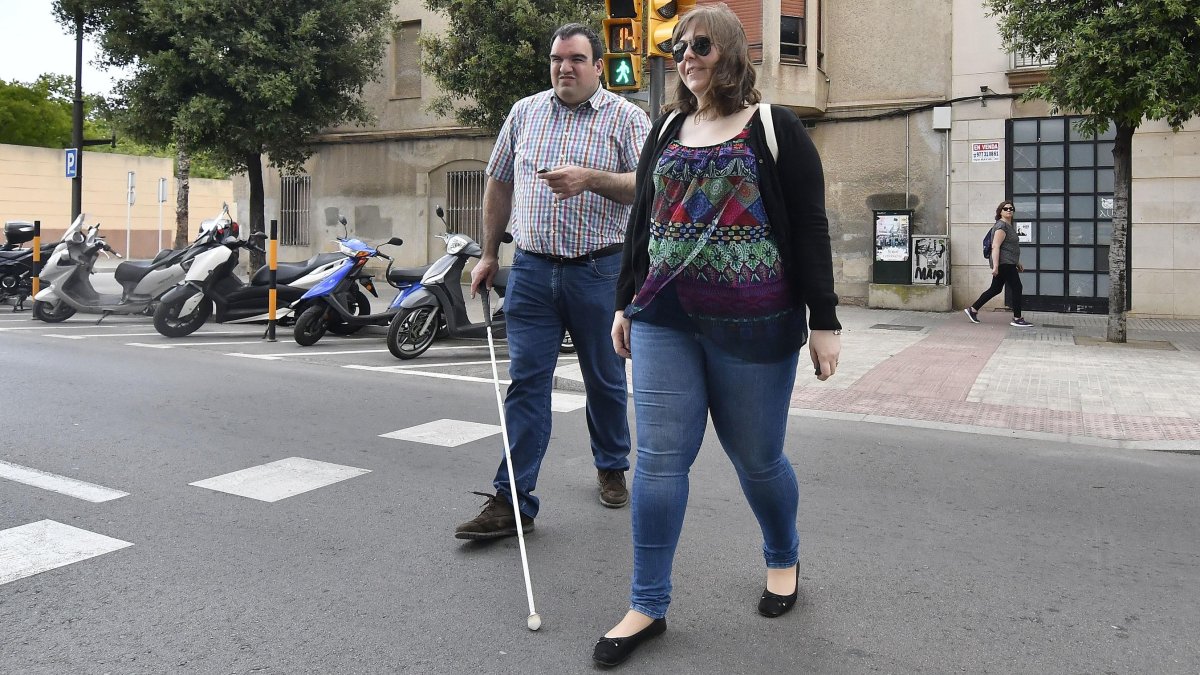 Arantxa Vallespí cruza el paso de peatones con semáforo acústico del paseo Mata.