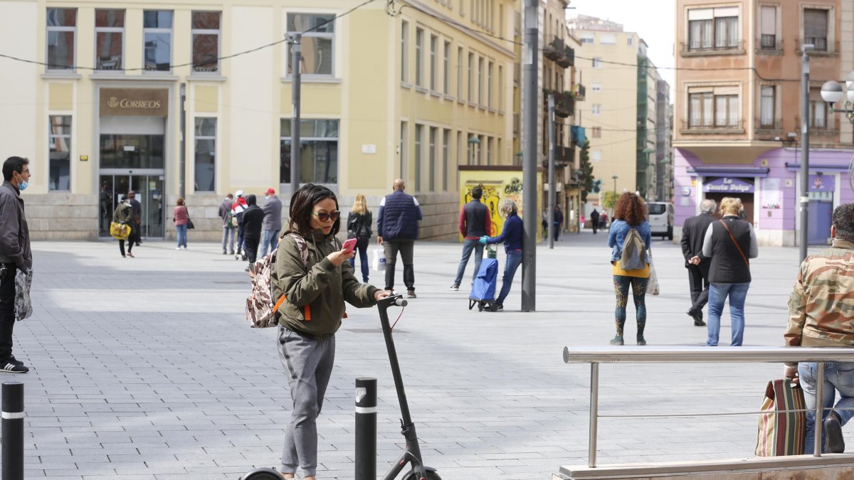 Colas en la plaza Corsini para entrar en Correos.
