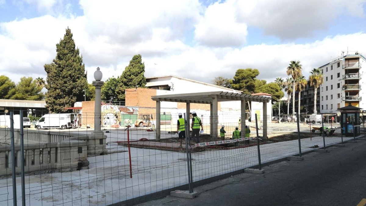 Obras en el lago de Coma-ruga.