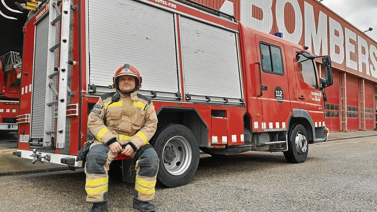 Carles Pumar, en su turno, junto a un camión en el Parc de Bombers de Tarragona.