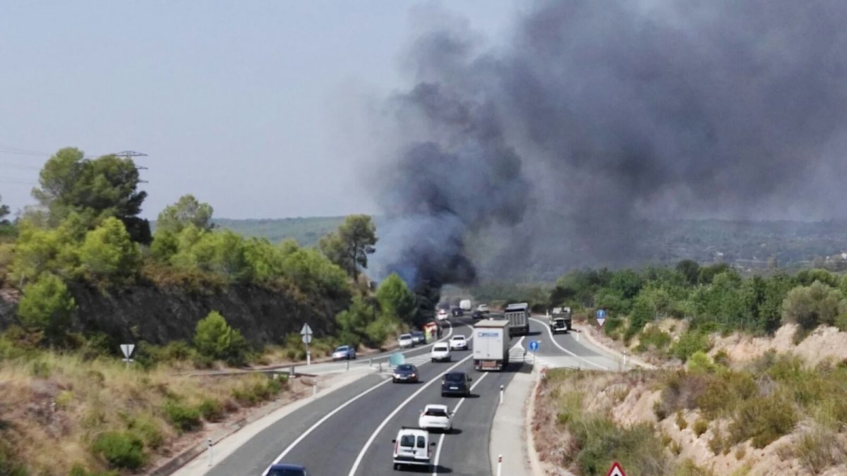 Arde un turismo a pie de la N-340, en Altafulla