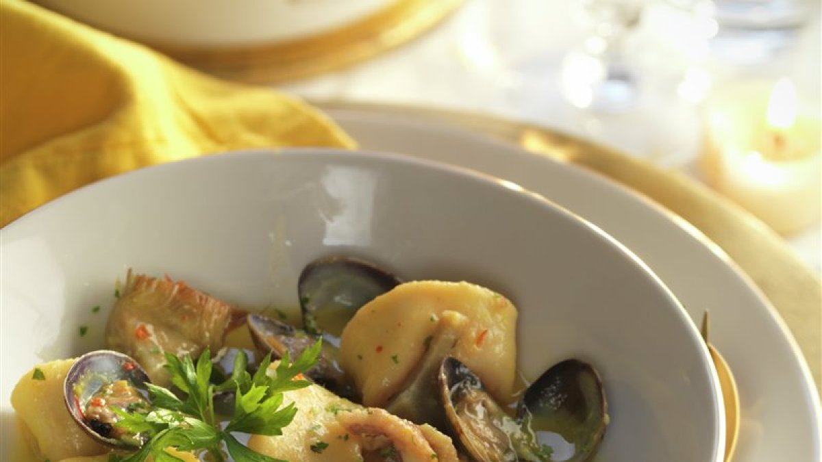 Calamar a la plancha y almejas al vapor con ensalada de primavera