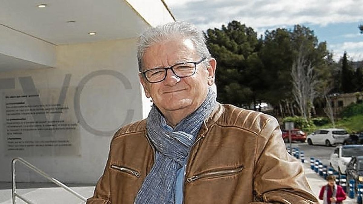 Josep Baubí, a l’exterior de l’Hospital Verge de la Cinta.