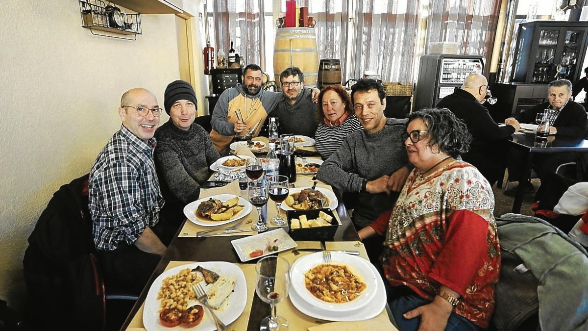 El Gremi dels Sant Farts van a esmorzar de forquilla, com al Cafè del Rourell.