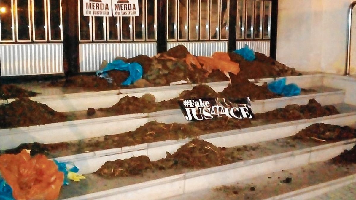 Imagen tomada antes de la llegada de la brigada de limpieza al Palau de Justícia de Tarragona.