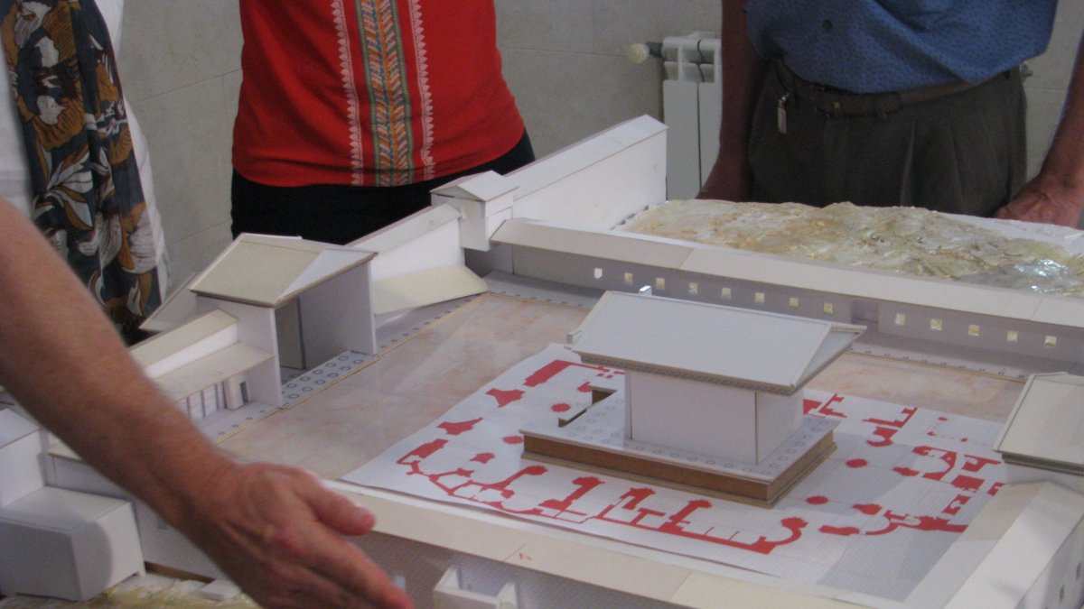 Una maqueta muestra, sobre un plano de la catedral, dónde se ubicaba el templo y la gran plaza porticada.