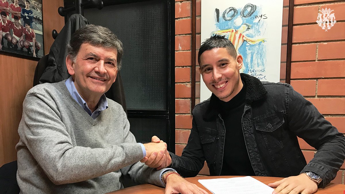 El presidente del Nàstic, Josep Maria Andreu, tras la firma del contrato con el futbolista francomarroquí Abdel Barrada.
