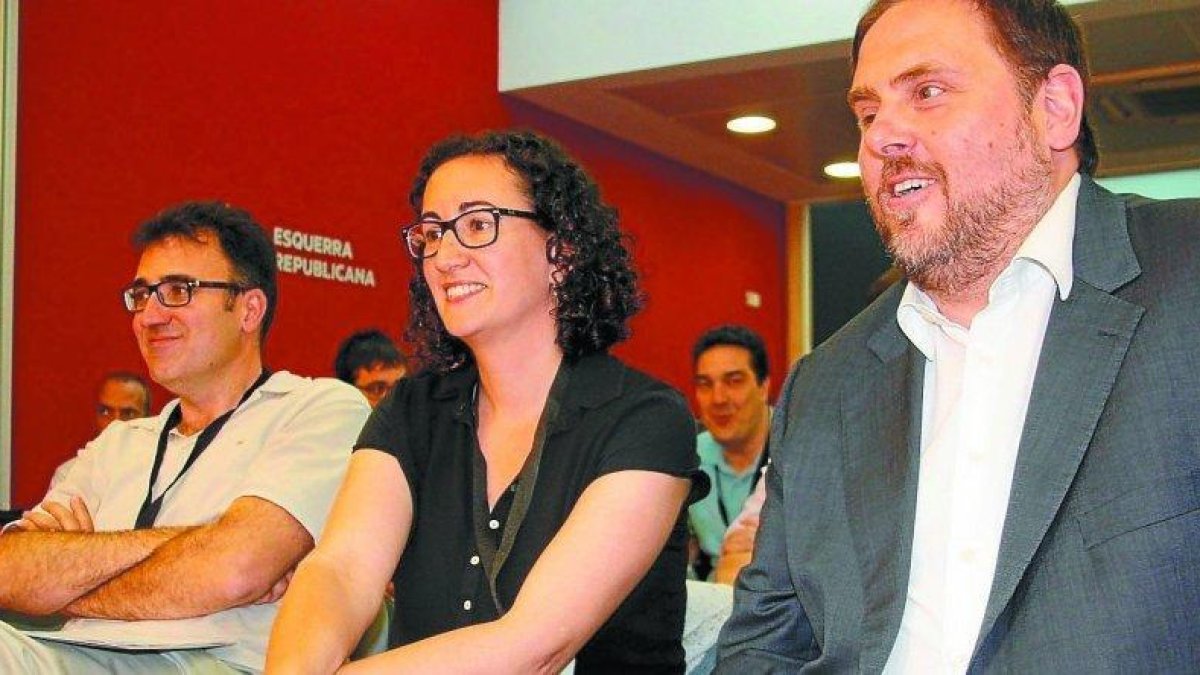 Lluís Salvadó junto a Marta Rovira y Oriol Juqueras.
