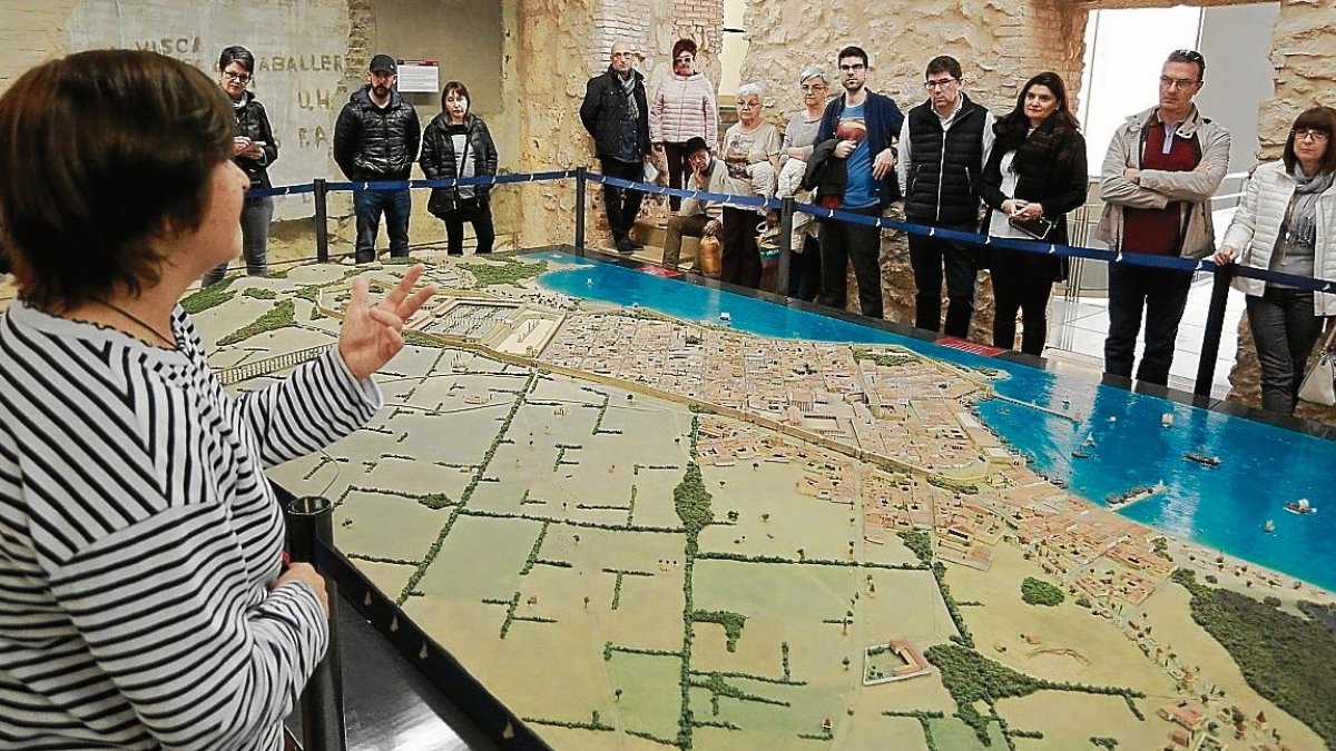 Marisa Panosa se dirige a los asistente junto a la maqueta de Tarraco.